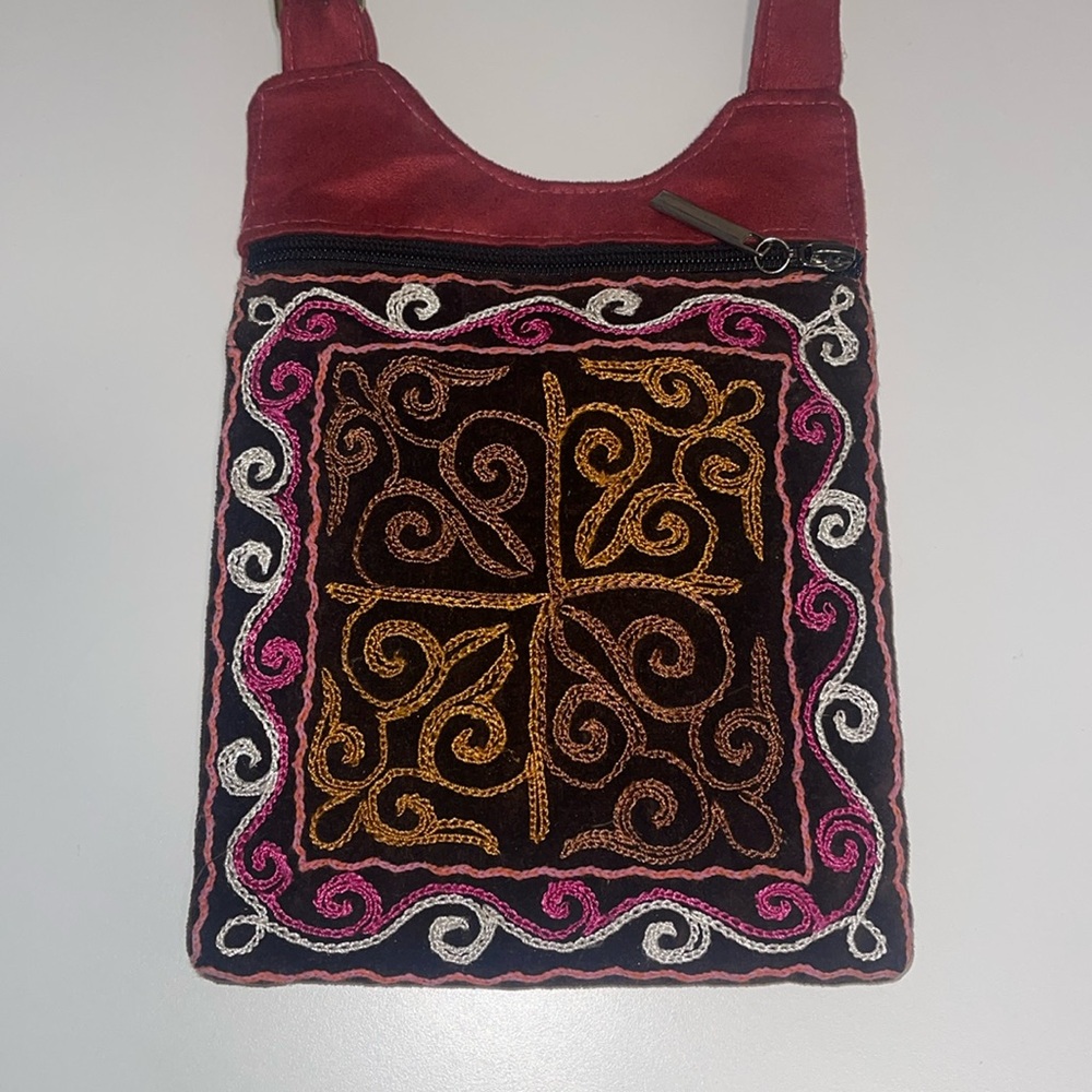 Grossbody bag with embroidery made of velvety fabric,colour burgundy